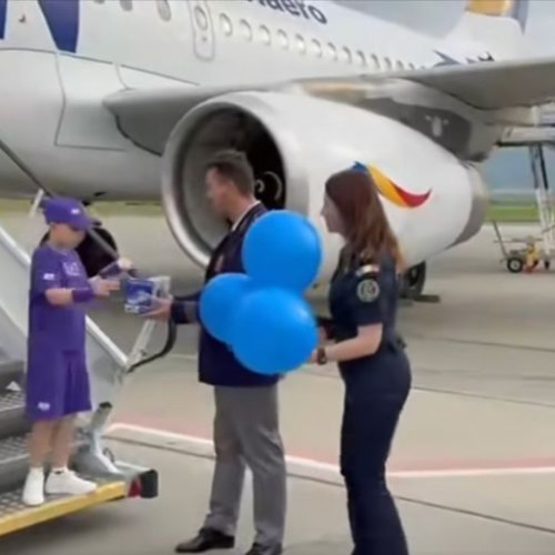 Andrei, copil de 10 ani, a fost primit cu surprize pe aeroportul din Bacău
