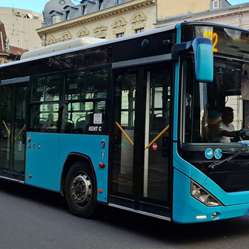 Primăria Constanța a urmat pași importanți în modernizarea sistemului de transport public, semnalând inițierea unui proiect major pentru construirea unui garaj pentru autobuze electrice. Potrivit ziarului amprenta.ro, contractul pentru actualizarea studiului de trafic și pregătirea documentației tehnice a fost atribuit companiei SC Urban Scope SRL, pentru suma de 140.000 de lei. Acest studiu este esențial pentru obținerea autorizației de construire și pentru demararea efectivă a proiectului.