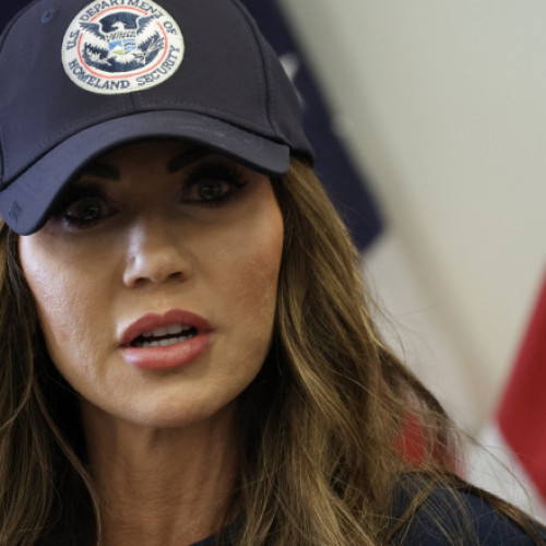 Kristi Noem, secretar pentru securitate internă, a fost transportată de urgență la spital în Washington DC, relatează digi24.ro. Potrivit Departamentului pentru Securitate Internă, ea a avut o reacție alergică și a fost dusă pentru investigații, însă este conștientă și se recuperează. Purtătoarea de cuvânt a departamentului, Tricia McLaughlin, a confirmat că nu există alte detalii despre stareți.