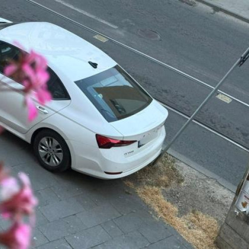 incident grav în centrul orașului: mașină parcată pe trotuar și impact cu semnul de circulație