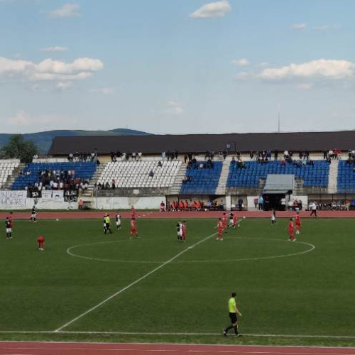 The Romanian news title is: "Cartonașul albastru în fotbal: Cine îl poate primi și ce se va întâmpla cu jucătorul penalizat