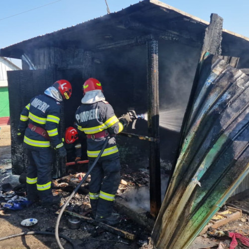 Incendiu într-o gospodărie din Dumeni, stingere rapidă de către pompieri