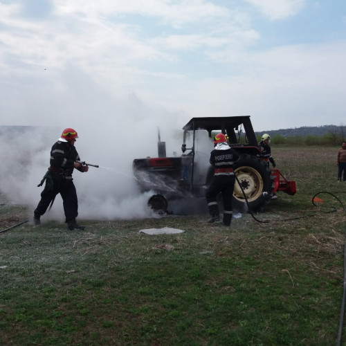 tractor cuprins de flacari pe campul din havarna