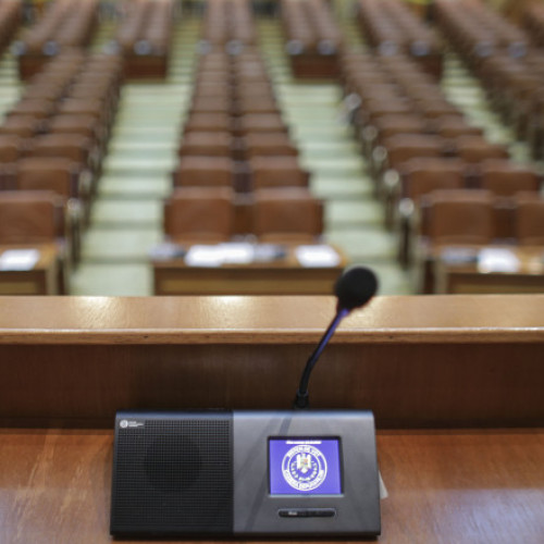 Autoturismele repartizate comisiilor parlamentare vor fi retrase în perioada vacanței parlamentare