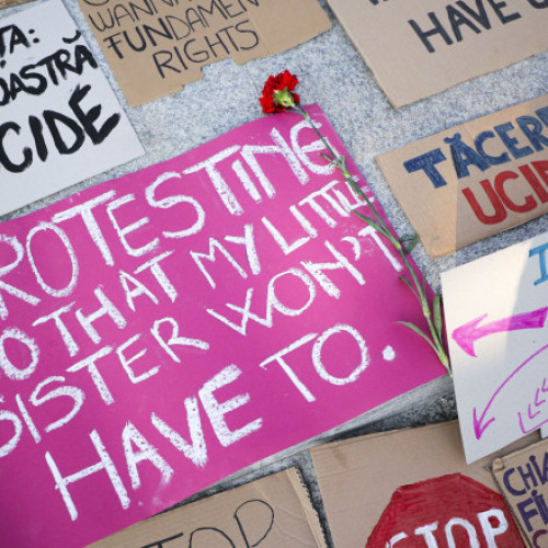 protest în pieța victoria după crimele împotriva femeilor în românia