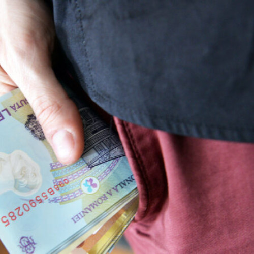 Un tânăr l-a jefuit pe tatăl vitreg după ce l-a păcălit cu o farsă