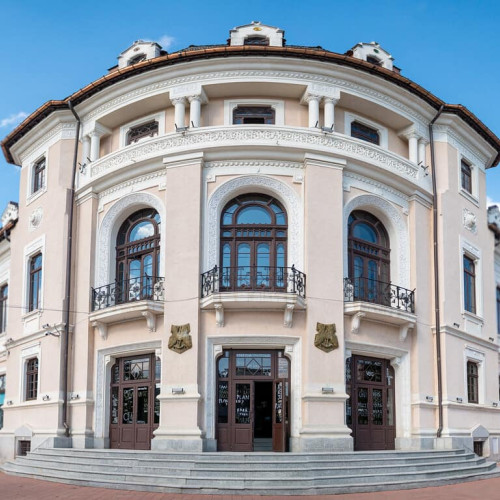 Festivalul de teatru de la Piatra Neamț se pregătește pentru cea de-a XXXVI-a ediție, care va avea loc între 31 octombrie și 9 noiembrie 2025. Evenimentul va aduce pe scenă nume mari ale teatrului românesc și spectacole din diverse orașe ale țării. Potrivit informațiilor citate de monitorulneamt.ro, programul festivalului include piese de la teatre precum „I.L. Caragiale” din București, Teatrul Național „Vasile Alecsandri” din Iași și Teatrul Lucian Blaga din Cluj-Napoca.