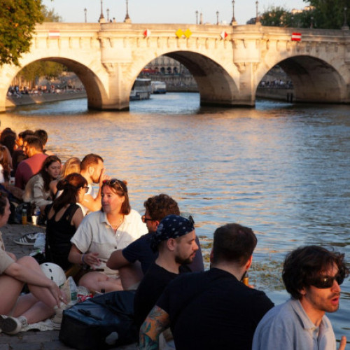 Parisul se pregătește pentru valuri de caniculă extreme, cu temperaturi ce ar putea ajunge la 50 de grade Celsius în următorii ani, informează digi24.ro. Municipalitatea a anunțat că va intensifica investițiile în spații verzi, instalații de umbrire și sisteme de răcire pentru a proteja populația.