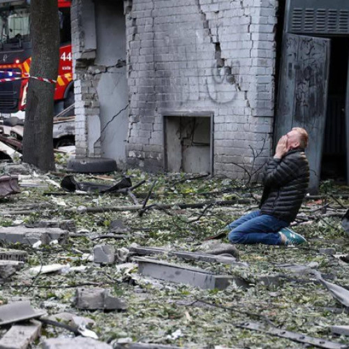 Ambasada Ucrainei la București a deschis Cartea de Condoleanțe în semn de solidaritate și compasiune pentru victimele atacului sovietic asupra Kievului, care s-a produs în noaptea de 17 iunie. Potrivit sursei digi24.ro, cel puțin 23 de persoane și-au pierdut viața în urma bombardamentelor, iar alte 134 au fost rănite în timpul unui atac masiv cu rachete și drone rusesti.