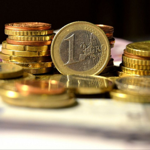 Leul s-a depreciat față de euro și dolar în timpul acestei săptămâni, pe fondul creșterii aversiunii față de risc în contextul conflictului dintre Israel și Iran. Potrivit site-ului viata-libera.ro, euro a coborât la începutul săptămânii la 5,0251 lei, fiind cel mai scăzut nivel din ultimele aproape două luni. În mijlocul săptămânii, cursul a crescut ușor, ajungând la 5,0325 lei, tranzacțiile având loc în intervalul 5,03 - 5,034 lei.