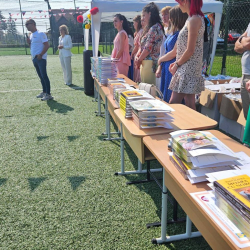 final de an școlar la ulmi: elevi, premii și multă bucurie

La sfârșitul anului școlar, scoala din Viisoara, comuna Ulmi, a organizat o festivitate specială pentru elevi și cadre didactice. Evenimentul a avut loc pe terenul de sport al școlii, unde au fost premiați cei mai buni elevi și câștigătorii unui concurs dedicat protejării mediului.