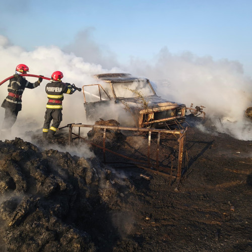 Incendiu de proporții în zonă: utilaje agricole și autoturisme în pericol