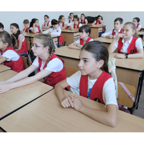 Elevii clasei a III-a de la Liceul de Arte din Oradea au avut o zi specială miercuri, 18 iunie, când au participat la o activitate de recapitulație diferită față de cele obișnuite. În loc de o testare clasică, copiii au fost implicați într-un concurs cu premii, intitulat "Știi și câștigi", coordonat de învățătoarea Valeria Bunica. Potrivit acesteia, activitatea a devenit deja o tradiție în clasă și are scopul de a motiva elevii să-și actualizeze cunoștințele într-un mod plăcut.