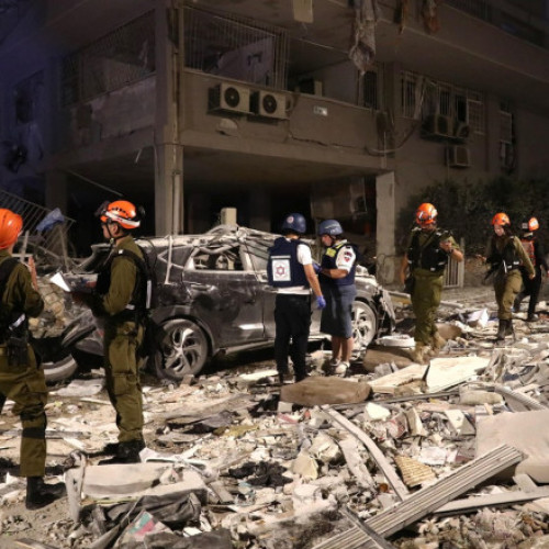 O fetiță ucraineană de 7 ani, refugiată în Israel împreună cu o parte a familiei sale pentru tratament împotriva leucemiei, a fost ucisă într-un atac iranian asupra orașului Bat Yam, la sud de Tel Aviv, informează presa locală. Presedintele israelian Isaac Herzog a confirmat decizia pe platforma X, precizând că micuța Nastya Borik și-a pierdut viața alături de alți patru membri ai familiei sale: mama sa, Mariia, în vârstă de 30 de ani, bunica Lena, de 60 de ani, precum și doi verișori, Ilya, de 13 ani, și Konstantin, de 9 ani.