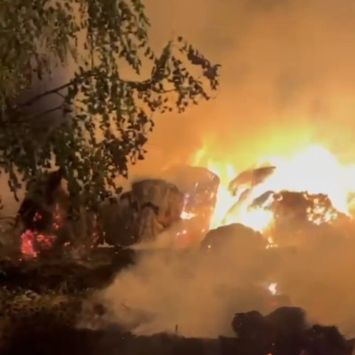 incendiu în Hlipiceni: depozit de furaje și tractor mistuite de flăcări