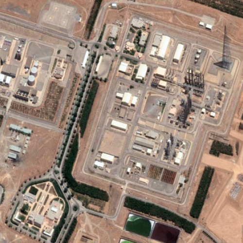 Israelul a lovit reactorul de apă grea de la Arak, în Iran, joi dimineața, anunță televiziunea de stat iraniană. Potrivit sursei, nu a fost înregistrat niciun pericol de radiații, deoarece instalația fusese deja evacuată înainte de atac, relatează Sky News. Armata israeliană a emis anterior un avertisment pentru populație, solicitând evacuarea zonei din jurul reactorului, situat în regiunile Arak și Khondab, cu doar câteva ore înainte de acțiune. Anunțul a fost făcut printr-o postare pe rețelele de socializare, similară celor folosite pentru Gaza, și incluia o imagine satelitară a centralei, cu un cerc roșu în jurul acesteia.