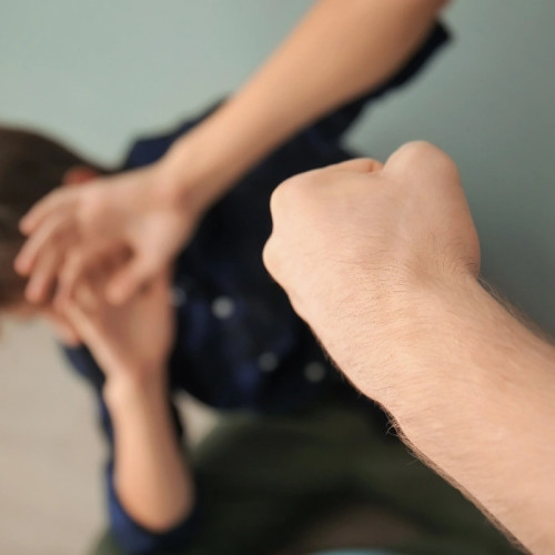 Scene șocante într-un liceu din Piatra-Neamț: un elev de 14 ani, agresat în toaleta școlii