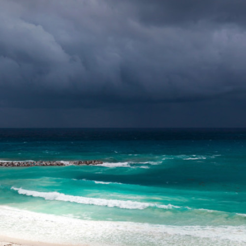 Uraganul Erik se apropie de coastele Mexicului într-o formă extrem de periculoasă