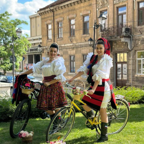 eveniment de Ziua universala a iei la baia mare: tradiție și muzică pe străzile orașului