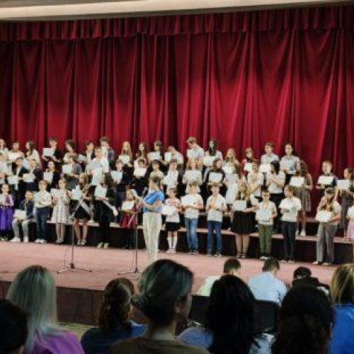 Elevii de la școala gimnazială „Grigore Antipa” din Botoșani au încheiat anul școlar într-un mod special, cu un spectacol plin de culoare și talent. Evenimentul, intitulat Gala Laureaților, a avut loc la Cinema „Unirea” și a reunit sute de elevi, părinți și profesori.