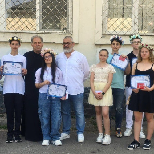 părintele Iulian Isbasoiu, un sprijin constant al comunității școlare din Constanța, a fost prezent din nou la festivitatea de premiere a elevilor cu rezultate excelente. El a acordat premii financiare și cărți de rugăciuni elevilor care au încheiat anul școlar 2024-2025 cu media generală 10. Potrivit notează ziarulamprenta.ro, pentru acești copii, premiile reprezintă o recunoaștere a muncii și efortului depus.