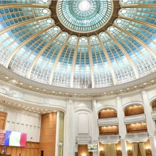 Plenul Camerei Deputaților a aprobat un nou proiect de lege care vizează clarificarea interdicției de a exercita fără drept funcțiile clericale și monahale. Potrivit acestuia, cultelor li se oferă control complet asupra modurilor de cinstire a persoanelor canonizate, beatificate sau recunoscute ca simboluri naționale. Conform Agerpres, proiectul modifică Legea nr. 489/2006 privind libertatea religioasă și regimul general al cultelor.