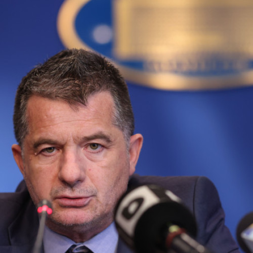 Traian Preoteasa, directorul CFR Călători, și-a exprimat opinia despre salariile oficialilor din România și despre declarația sa de avere, într-o conferință de presă. Potrivit acestuia, are venituri lunare de peste 11.000 de euro, din care 5.500 de euro provin de la CFR Călători, restul fiind din chiria unor proprietăți în Dubai și în țară.