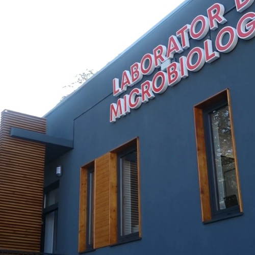 Laboratorul de microbiologie de la Spitalul Județean de Urgență "Mavromati" din Botoșani, aflat în curtea secției de Boli Infecțioase, rămâne închis după câteva luni de la inaugurare. Conducerea spitalului anunță că motivul este lipsa personalului calificat pentru funcționare, notează botoșaninews.ro.