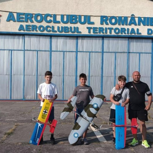 Echipa de aeromodele a Vrancea a obținut rezultate deosebite la concursul național din Deva