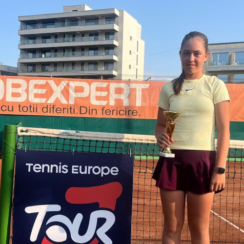Katerina a reușit performanțe impresionante în tenis, chiar dacă este încă foarte tânără. Cu mult efort și determinare, ea a urcat pe podium la competițiile naționale dedicate elevilor. Săptămâna trecută, a participat la Campionatul IDU Juniors de la Mamaia, unde a obținut locul al treilea la simplu, chiar dacă a jucat împotriva unor sportive mai mari și mai experimentate, notează ziarulamprenta.ro.