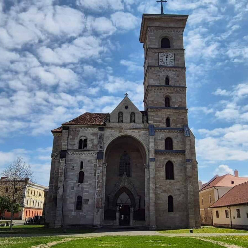 Un caz de distrugere în zona istorică a Alba Iuliei, în cetatea Carolina, a fost recent închis. Conform site-ului alba24.ro, procurorii au confirmat renunțarea la urmărirea penală, iar magistrații de la Judecătoria Alba Iulia au aprobat această cerere pe 17 iunie 2025.