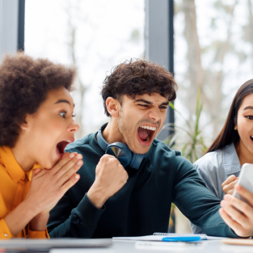 Rezultatele examenului de bacalaureat 2025 vor fi publicate vineri, 20 iunie, pe platforma oficială bacalaureat.edu.ro, precum și la avizierele centrelor de examinare. Potrivit digi24.ro, afișarea va fi realizată în format anonim, iar fiecare candidat va putea consulta notele introducând online codul unic primit la prima probă scrisă.