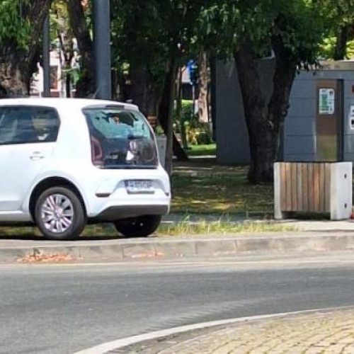 Mașină avariată în Piața 14 iulie după ce geamul a fost spart