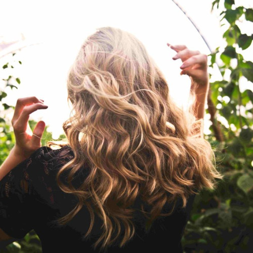 Cum să-ți repari părul deteriorat cu o mască de păr și ulei de ricin