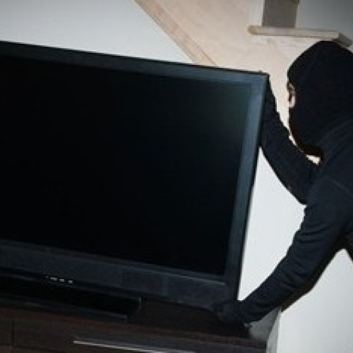 Proprietarul casei sparte de hoți renunță la plângere după pereche de luni de așteptare