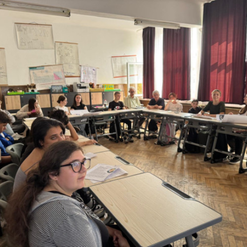 Proiectul educațional „ABC-ul progresului la matematică și științele exacte” s-a desfășurat pe parcursul a șase luni, în perioada decembrie 2024 - iunie 2025, la Colegiul Tehnic „Ioan Ciordas” din Baia Mare. Evenimentul a fost organizat de profesorii din domeniile matematicii, fizicii, biologiei și chimiei, în colaborare cu conducerea școlii, și are ca scop promovarea importanței învățării științifice.