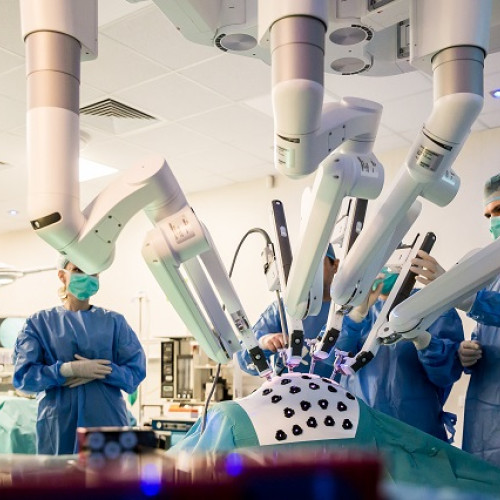 medicina personalizată câștigă teren în tratamentul bolilor, inclusiv al cancerului

Prof. Dr. Oana Falup-Pecurariu a explicat, într-o emisiune, de ce unicitatea fiecărui pacient este importantă în dezvoltarea terapiei. Aceasta susține că fiecare persoană are gene și caracteristici biologice diferite, ceea ce impune adaptarea tratamentelor la aceste particularități.

Potrivit site-ului newsbv.ro, medicul afirmă că, deși toți oamenii pot avea proto-oncogene, unii pot dezvolta cancer, iar alții nu, chiar dacă au factori de risc. Unele persoane pot dezvolta boala fără factori evidenți, în timp ce altele cu predispoziții clare rămân sănătoase. Această variabilitate subliniază nevoia de tratamente personalizate, care să țină cont de profilul genetic individual.

Medicina personalizată are avantajul de a reduce efectele secundare și de a crește eficiența tratamentelor. În plus, aceasta folosește inteligența artificială pentru analizarea datelor genetice și clinice, ceea ce ajută la crearea de tratamente mai precise. Potrivit sursei citate, IA poate procesa rapid informațiile și poate oferi soluții adaptate fiecărui pacient, reducând astfel timpul necesar pentru dezvoltarea noilor terapii.