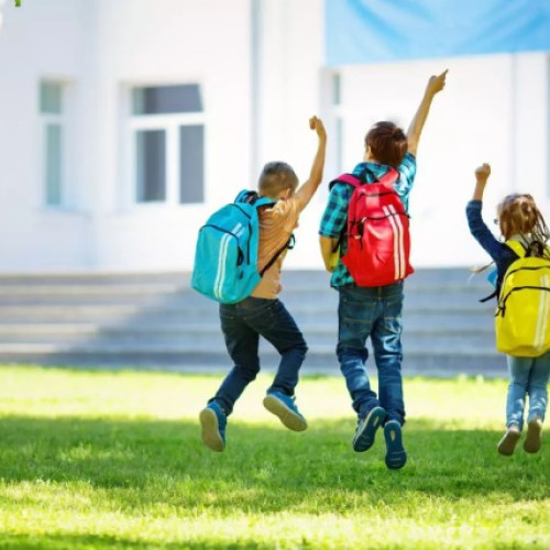 Elevii încep vacanța de vară începând cu sâmbătă, 21 iunie 2025, marcând încheierea anului școlar 2024-2025. Aceasta este vacanța principală de vară și încheie cursurile din data de 20 iunie. Pentru majoritatea elevilor, urmează o pauză de aproximativ 11 săptămâni, care se va termina pe 8 septembrie, o dată cu începutul anului școlar 2025-2026, potrivit calendarului aprobat de Ministerul Educației și Cercetării.