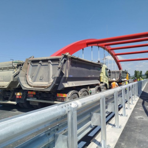 Noul pod de la Voila, aflat în faza finală de construcție, a trecut de testele de rezistență, iar lucrările înaintează spre finalizare. Conform autorităților, asfaltul a fost turnat recent, iar în aceste zile se efectuează teste de portanță pentru a verifica stabilitatea structurii.