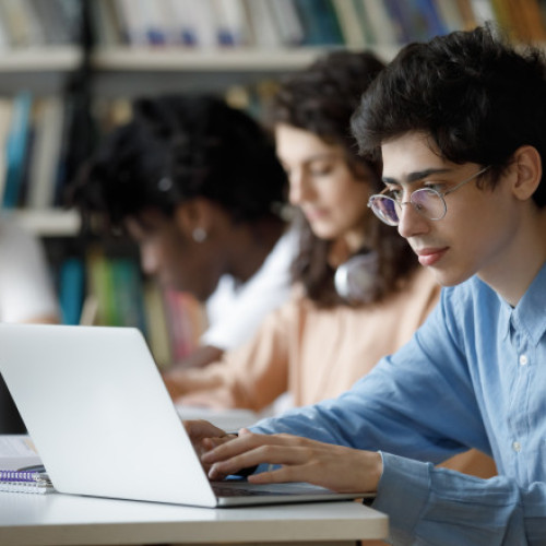 Rezultatele initiale ale examenului de bacalaureat 2025 vor fi afișate vineri, 20 iunie, până la ora 12:00, conform calendarului oficial. În aceeași zi, între orele 14:00 și 18:00, precum și în zilele de luni, 23 iunie, și marți, 24 iunie, elevii pot solicita vizualizarea lucrărilor și pot depune contestatii, potrivit digi24.ro.