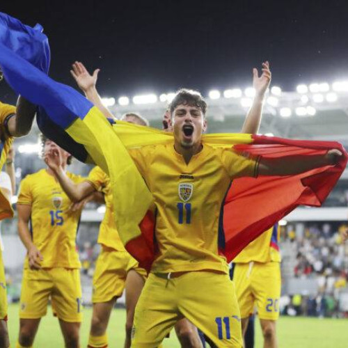 Romania a avansat pentru prima dată în semifinalele Campionatului European de fotbal Under-19, găzduit de țara noastră, după o victorie importantă în fața Danemarcei cu scorul de 3-0 pe Stadionul Arcul de Triumf din București, notează damboviteanul.com.