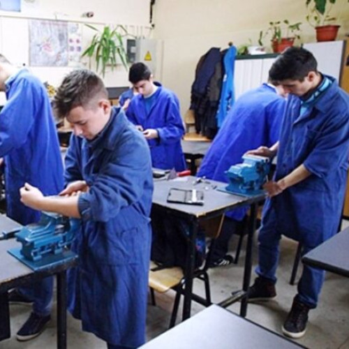 Firmele care angajează elevi și studenți în perioadele de vacanță pot primi un stimulent financiar