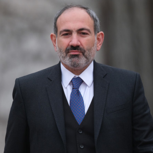 Premierul armean Nikol Pasinian efectuează o vizită istorică în Turcia, eveniment considerat foarte rar pentru o țară considerată înamicul Armeniei. Potrivit informațiilor de pe Digi24.ro, această vizită are loc la invitația președintelui turc Recep Tayyip Erdogan și marchează o etapă importantă spre pacea în regiune.