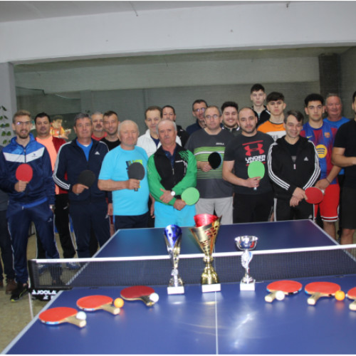 Clasamentul top 10 la tenis de masă în zona Munților Apuseni rămâne neschimbat după două turnee desfășurate în luna iunie, potrivit crisana.ro. Liderul clasamentului, Kevin Antal, a trecut pragul de 500 de puncte, deși nu a participat decât la un turneu în această perioadă, pe care l-a și câștigat. Antal a avut un avans considerabil față de următorul clasat, Simoc Paul, care nu a fost prezent în turneele din această lună.