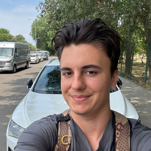 Doi elevi din județul Constanța au obținut media maximă de 10 la examenul de bacalaureat în acest an. Potrivit informațiilor citate de ziarulamprenta.ro, aceștia provin de la liceele Callatis din Mangalia și Colegiul Național Mircea cel Bătrân. Alexandru Stefan Dinu, absolvent al Colegiului Național Mircea cel Bătrân, locuiește în Eforie Nord și intenționează să studieze Medicina Generală în Germania.