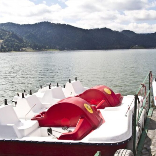 Echipaj de intervenție la lacul Colibita după ce bărbat a căzut de pe o hidrobicletă