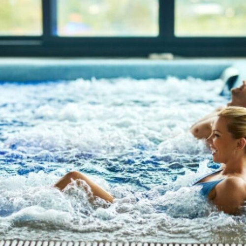 Cum o minipiscină jacuzzi poate îmbunătăți relaxarea acasă