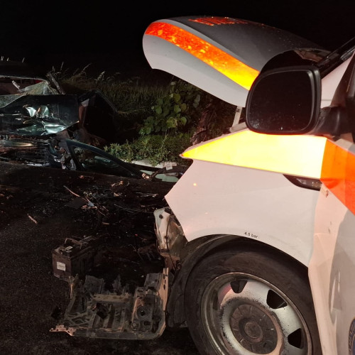 accident grav la botosani: doi tineri au murit după ce autoturismul a intrat frontal în ambulanță