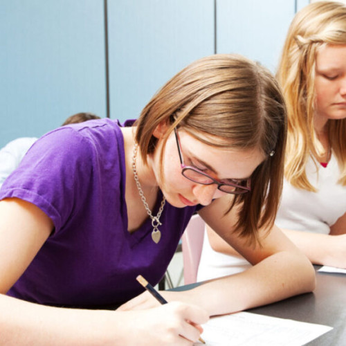 Elevii de clasa a VIII-a încep pregătirile pentru Evaluarea Națională și admiterea la liceu, care vor avea loc în următoarele zile. Prima probă, cea la Limba și literatura română, va avea loc luni, 23 iunie, iar a doua, la Matematică, va fi susținută miercuri, 25 iunie. Potrivit Inspectoratului Școlar Județean Iași, pentru buna desfășurare a examenelor, candidații trebuie să respecte anumite reguli stricte.