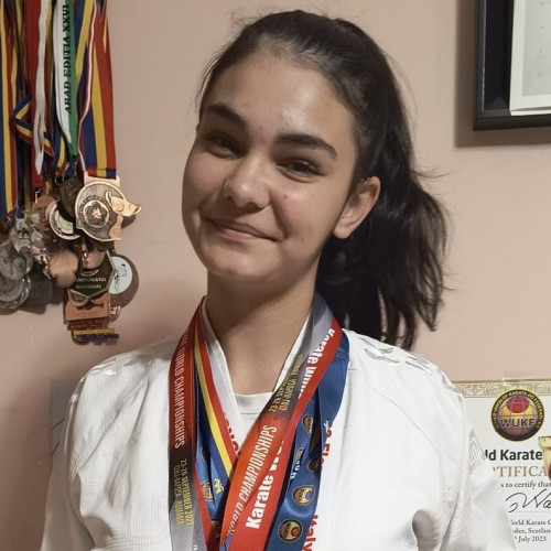 Natalia Elena Fratila, o tânără de 13 ani din Constanța, atrage atenția prin personalitatea sa matură și echilibrată. Eleva în clasa a VII-a la Școala Gimnazială Nr. 10 „Mihail Koiciu”, Natalia își petrece timpul alături de familie și prieteni, găsind liniște și armonie în relațiile apropiate. Potrivit mărturiei sale, „Imi face o deosebita plăcere sa petrec timp alaturi de familie si prieteni, intr-un cadru care imi ofera liniste si echilibru”, notează ziarulamprenta.ro.